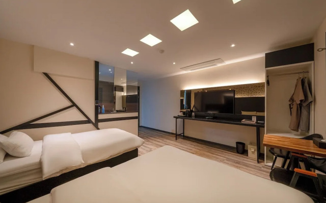 FILM 37.2 Hotel
