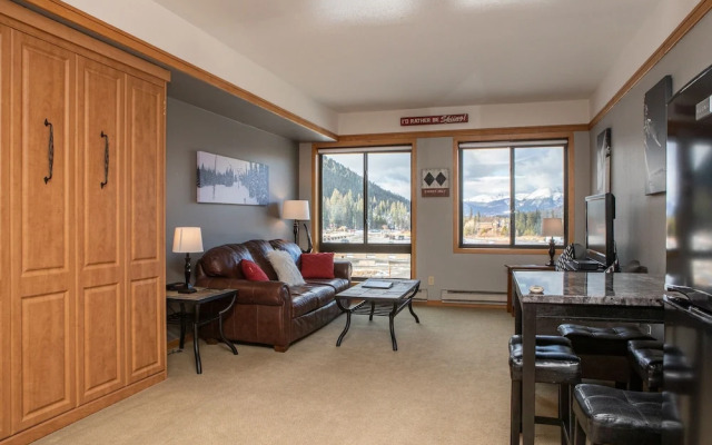 2759 Slopeside 1 Bedroom Condo by RedAwning