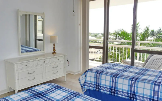 Inviting Beachfront Condo With Large Balcony and Pool