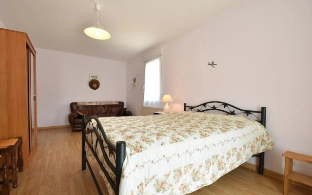 Home for 7 Guests in Plouvara