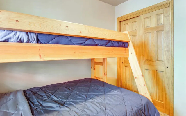 Family-friendly Hideaway Cabin in Lakeside!