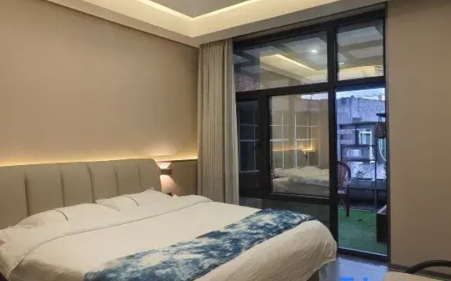 Yichun Xincirun Theme Hotel