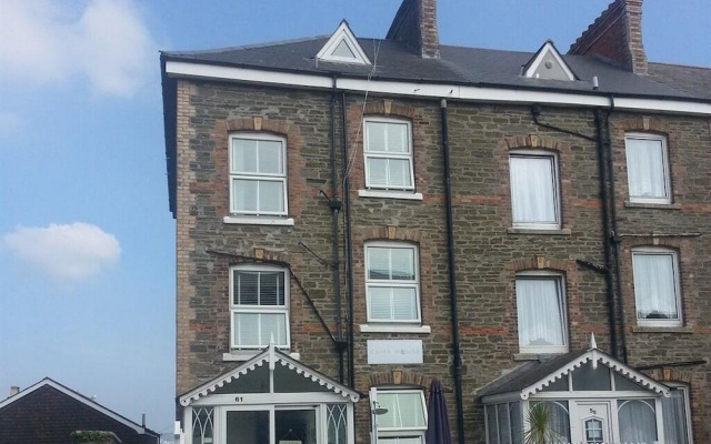 Cliff House B&B & The Moorings Apartments - Guest house