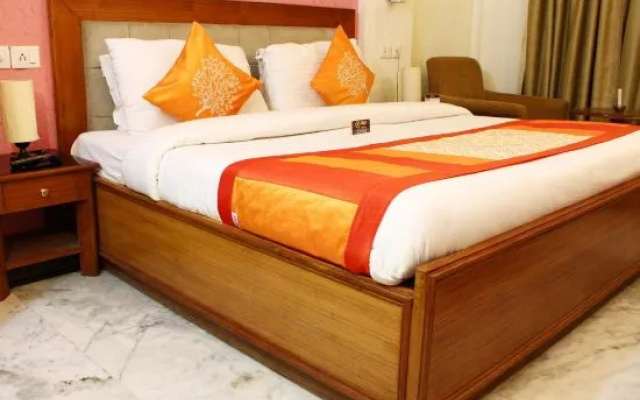 OYO Premium Near Sdm Court the Mall