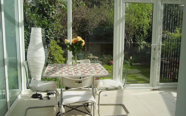 Charming Garden Flat In Central London
