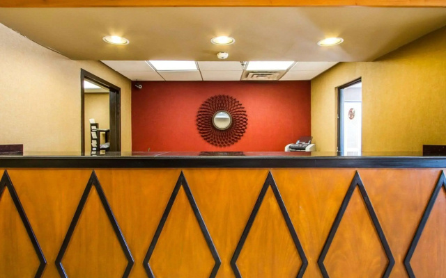 Rodeway Inn & Suites Clarksville near Governors Square Mall