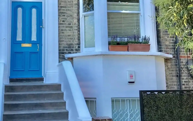 Stylish 2 Bedroom Flat With Large Garden