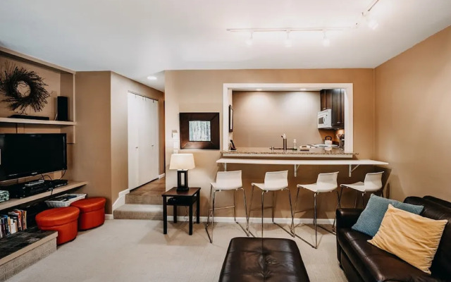 50SW - Wi-Fi - Fireplace - W/D - D/W - Sleeps 4