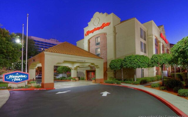Отель Hampton Inn Milpitas вид на фасад
