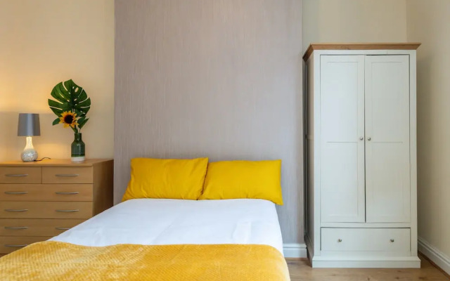 10 Guests - Free Parking - City Centre