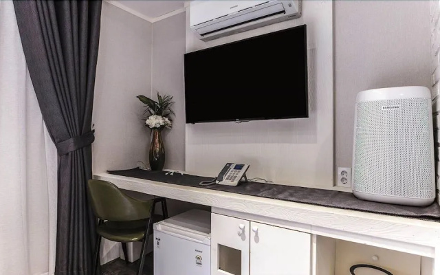 Seocho Dukkeobi Hotel
