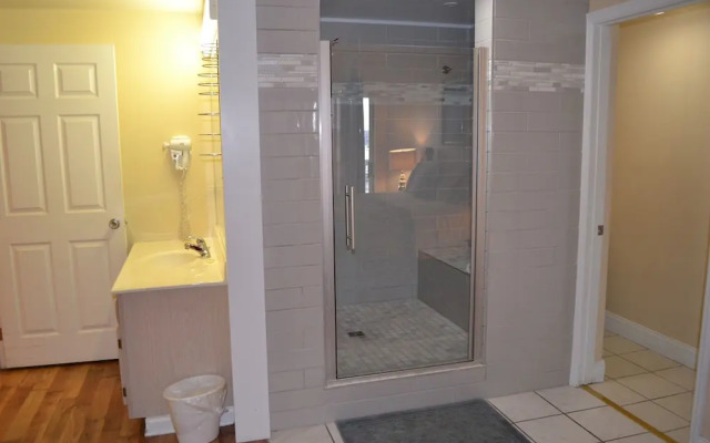 City View 411 3BD Condo with Fireplace by RedAwning