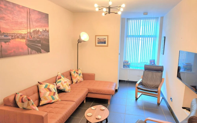 3- Bed - Sleeps 6 - Dogs Welcome & Free Parking