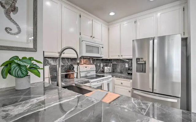 Charming Oceanside Condo w/ Beach & Pool Access!