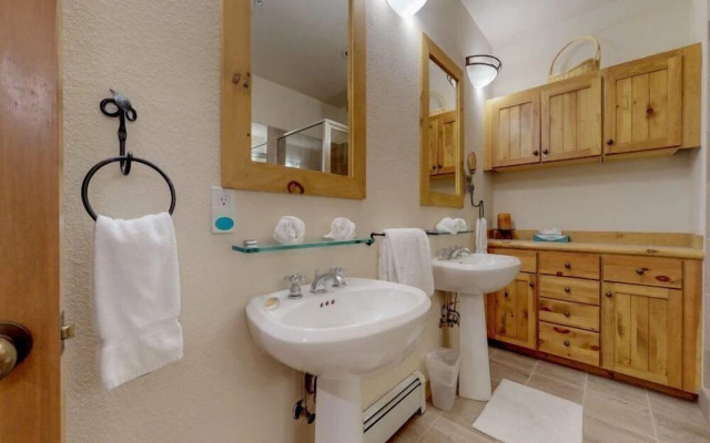 Family Friendly 3 Bedroom Mountain Vacation Rental in Keystone With Complimentary Shuttle Service and Hot Tub Access