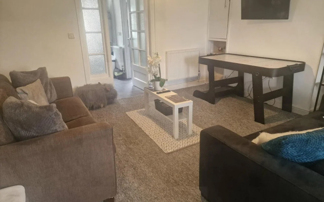 3br-sleeps6-petsok-off Road Parking-garden