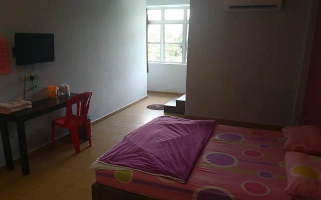 OYO 89585 Hotel Happy Inn