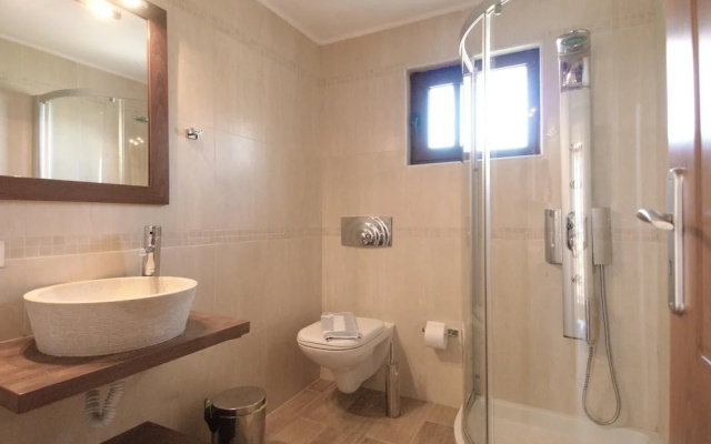 Villa Zara in Plaka With 3 Bedrooms and 3 Bathrooms