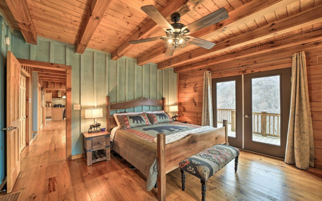 Decks & Mountain Views: Waynesville Getaway!