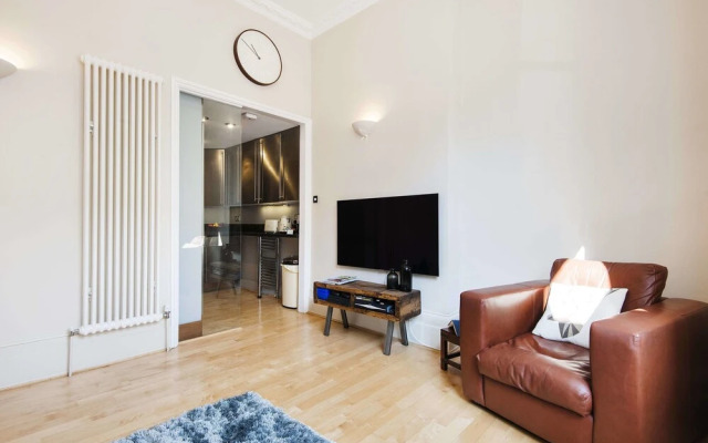 The Eardley Crescent Apartment - BAJ