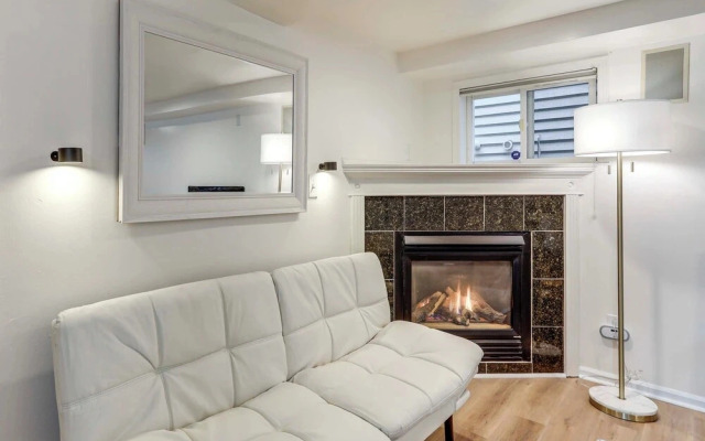 Walkable Green Lake Studio w/ Fireplace