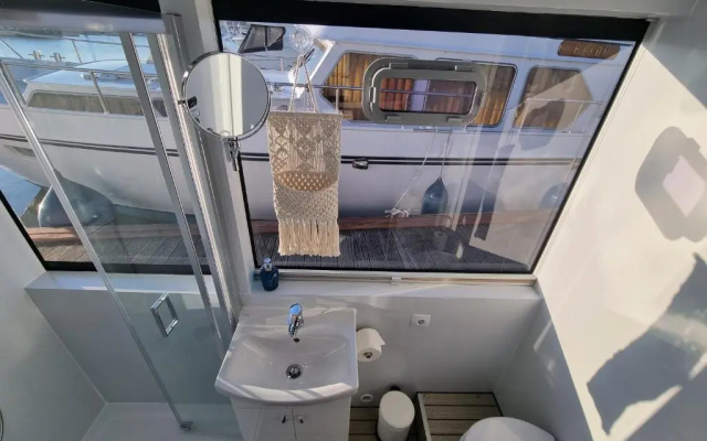 Luxe huisboot met 6 slaapplaatsen en airco in Limburg