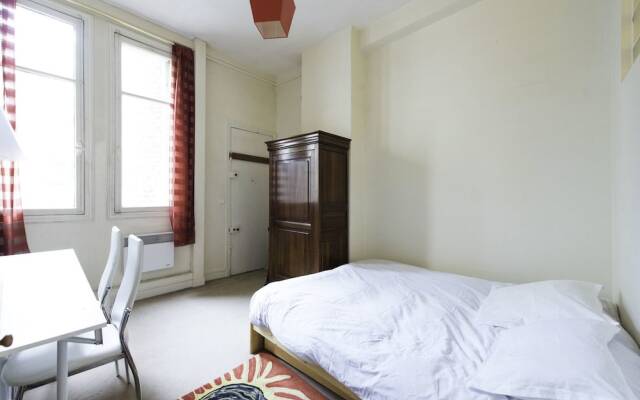 Отель Champs-Elysees Hideaway комната для гостей