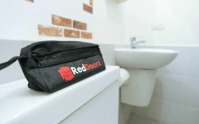 Bhive Hotel by RedDoorz
