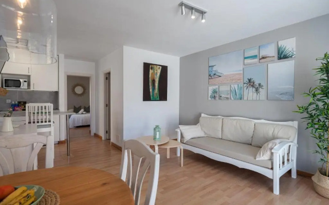Apartment with pool and terrace 1 min from the Beach