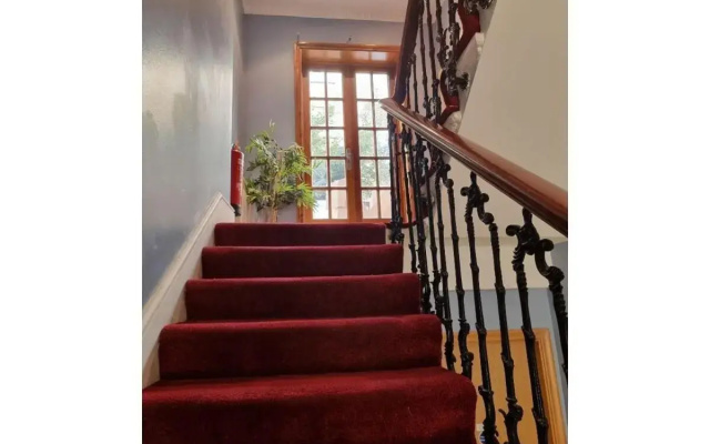 F101-First Floor Flat Fits 3 Near Hyde Park