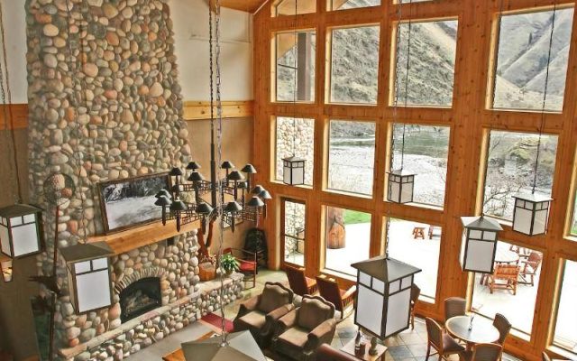 Salmon Rapids Lodge
