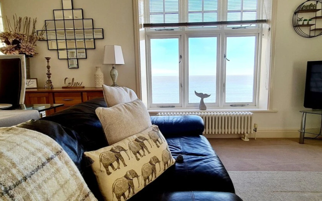 Shore Thing - Beachfront Apartment - Sleeps 4