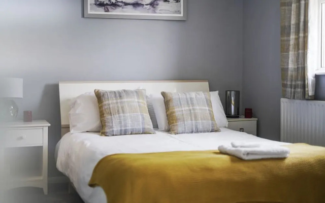House - Sleeps 8 & On-site Parking