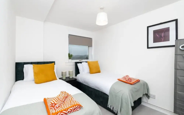 3 Bed House-free Parking-6beds