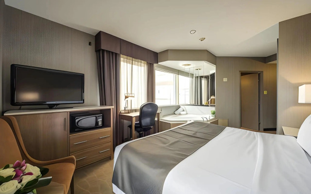 Monte Carlo Inn Airport Suites