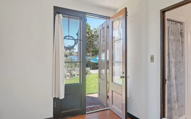 Garden Cottage - Miramar Beach With Shared Deck