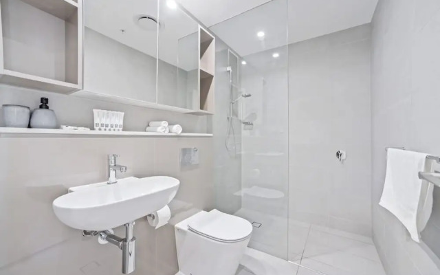 HomeHotel-Ultra Luxury 2 Bedroom next to Mall & Train