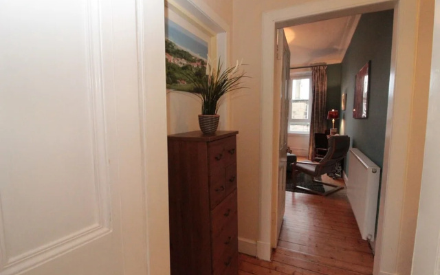 Bright, Spacious Flat For 2 in Edinburgh