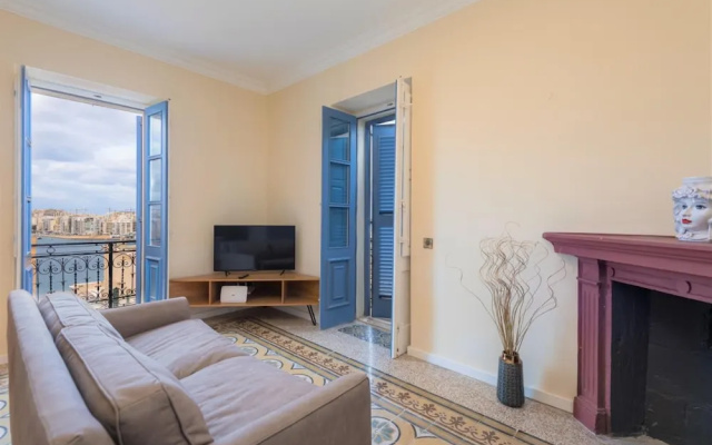 Square and Sea Views - 1 BR With Ensuite