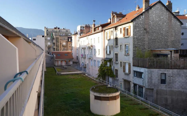 Studio plein centre avec garage, piscine et gardien