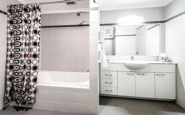 Two bedroom Apt next to Perth CBD with Parking.