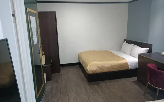Holiday Business Hotel