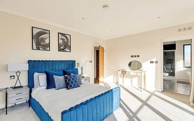 Penthouse Apartment In Brentford