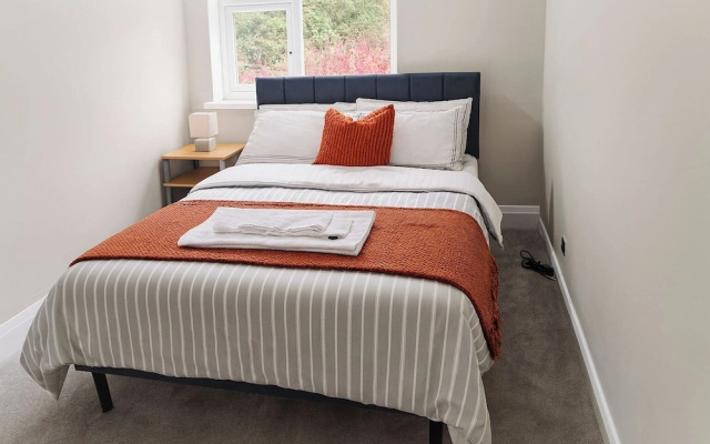 2 Bed Home - Parking, Wifi, Smart Tv