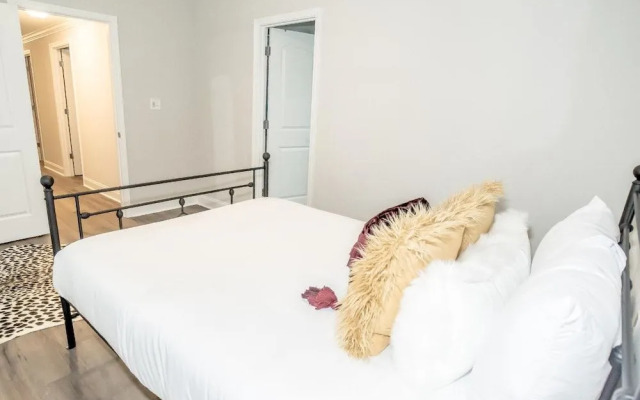 Exquisite Home Near Streetcar & French Quarter!