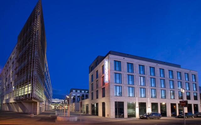 Отель IntercityHotel Dresden вид на фасад