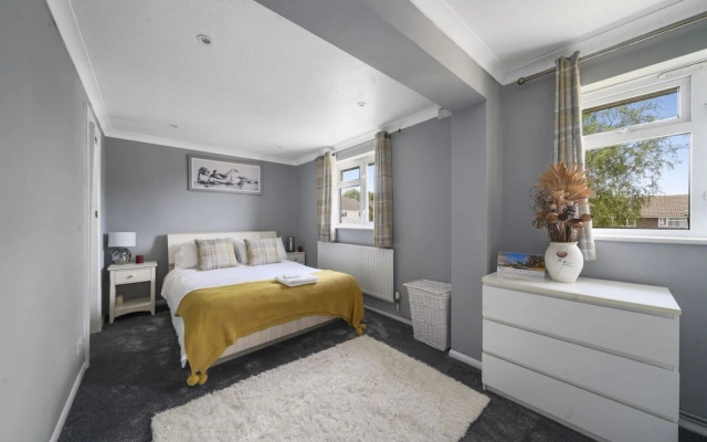 House - Sleeps 8 & On-site Parking