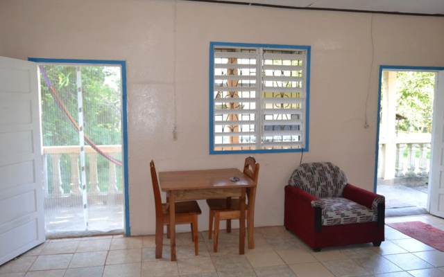 Budget Cheerful Entire Private Belizean One Bedroomed Home