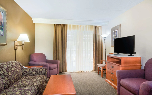 Ramada Hotel & Conference Center by Wyndham Plymouth
