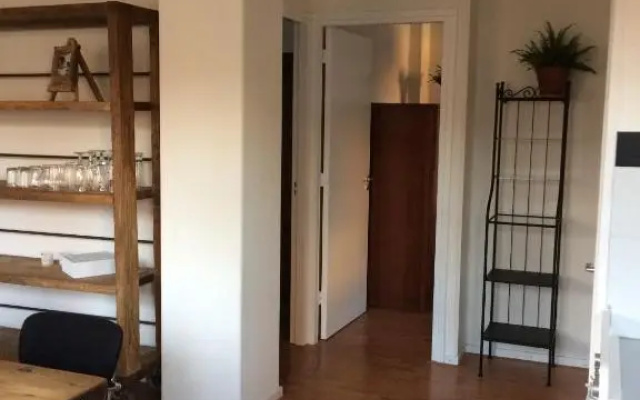 Door de poort